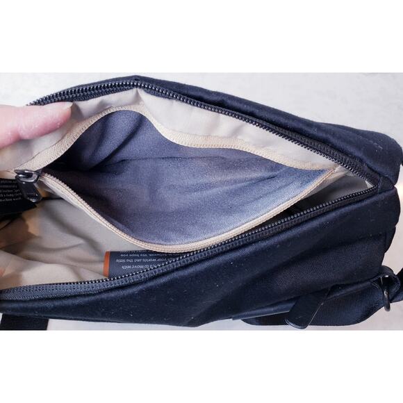 BELLROY Sling Bag Crossbody Travel Dark Black in EUC - Picture 10 of 12